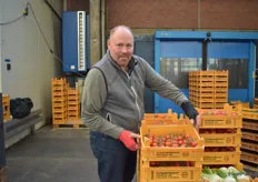 Erzeuger Tobias Haack mit Produkten wie Tomaten, Fenchel, Gurken, etc. aus dem Eigenanbau. Für Erzeuger werde die Lage zunehmend schwieriger, so Haack.